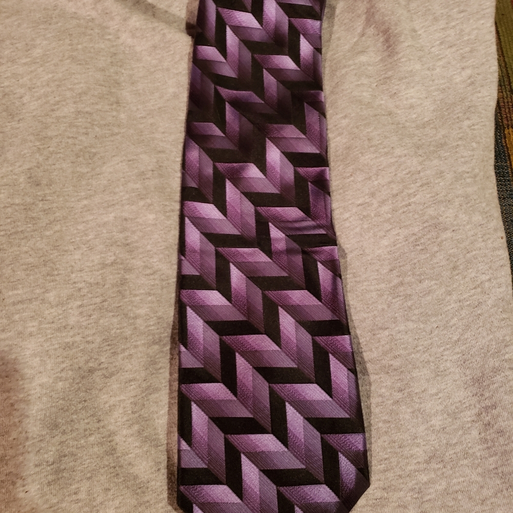 Arrow purple tie